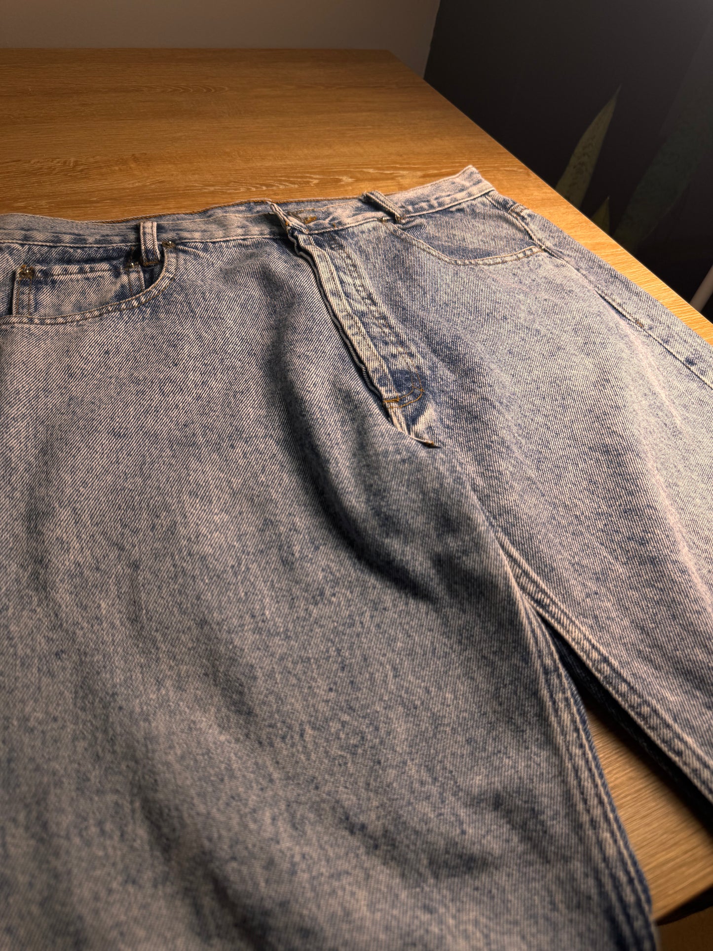 LIGHT WASH BAGGY JEANS